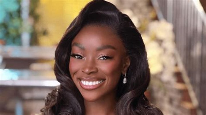 Chelsea Lazkani in Bathing Suit is Texting — Celebwell
