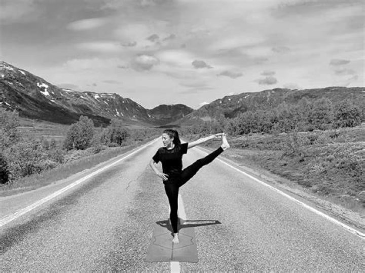 Rebecca Loos In Yoga Workout Gear Is “So Grateful”