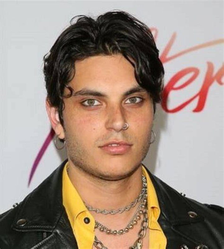 Samuel Larsen Net Worth