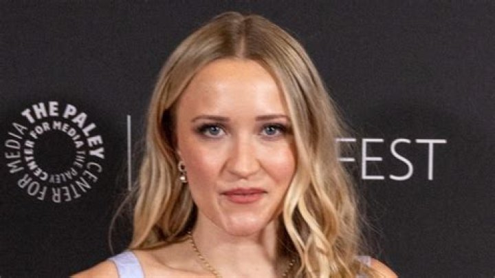 Young Sheldon's Emily Osment in Workout Gear Says "Get Outside"